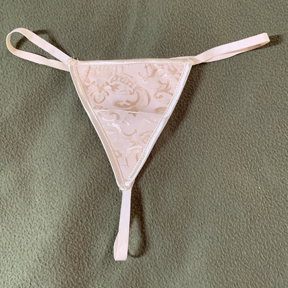 New gorgeous cream colored bustier w/ matching thong. Expands from 14.5 to 18.5. - Picture 7 of 11